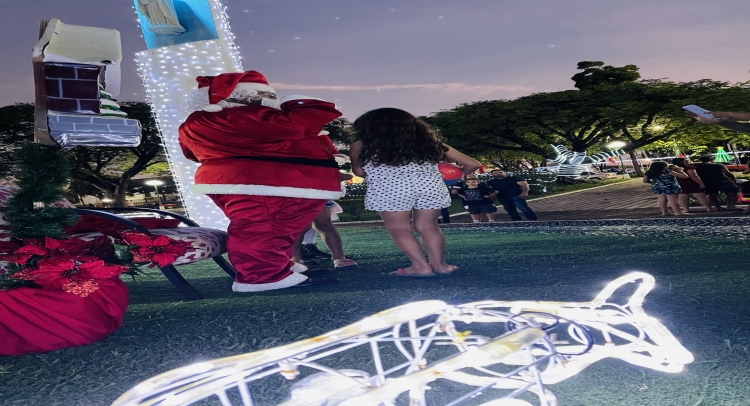 CHEGADA DO PAPAI NOEL REUNE CENTENAS DE FAMÍLIAS TAPIRATIBENSES.