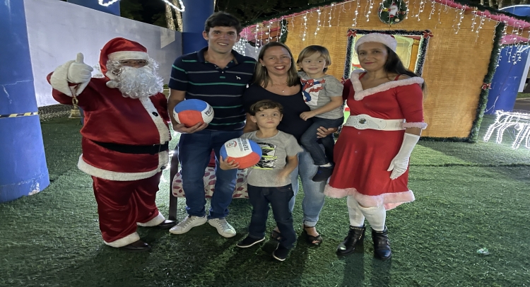 CHEGADA DO PAPAI NOEL REUNE CENTENAS DE FAMÍLIAS TAPIRATIBENSES.