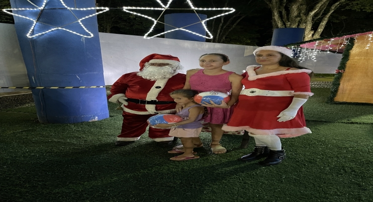 CHEGADA DO PAPAI NOEL REUNE CENTENAS DE FAMÍLIAS TAPIRATIBENSES.