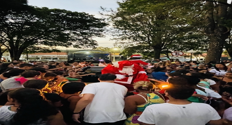 CHEGADA DO PAPAI NOEL REUNE CENTENAS DE FAMÍLIAS TAPIRATIBENSES.