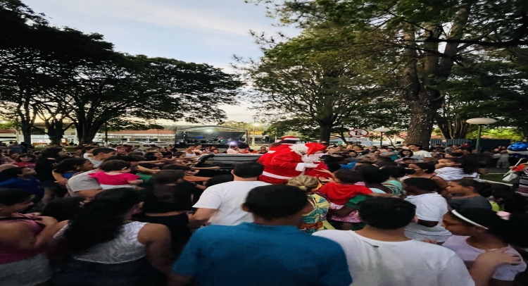 CHEGADA DO PAPAI NOEL REUNE CENTENAS DE FAMÍLIAS TAPIRATIBENSES.