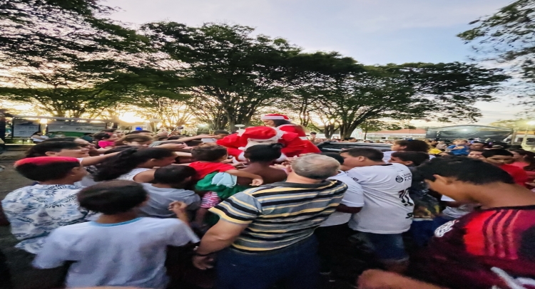 CHEGADA DO PAPAI NOEL REUNE CENTENAS DE FAMÍLIAS TAPIRATIBENSES.