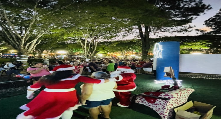 CHEGADA DO PAPAI NOEL REUNE CENTENAS DE FAMÍLIAS TAPIRATIBENSES.