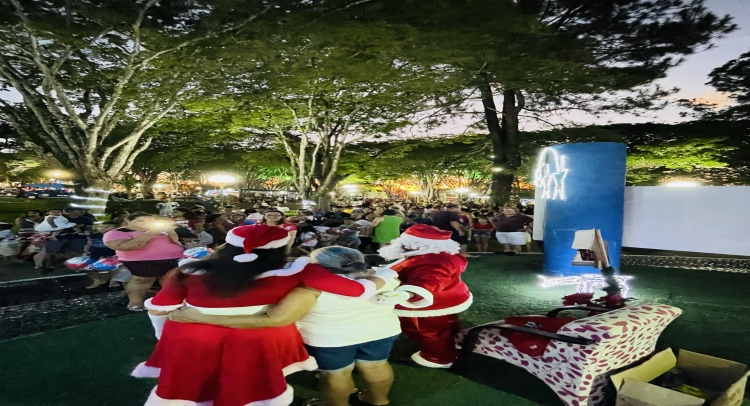 CHEGADA DO PAPAI NOEL REUNE CENTENAS DE FAMÍLIAS TAPIRATIBENSES.