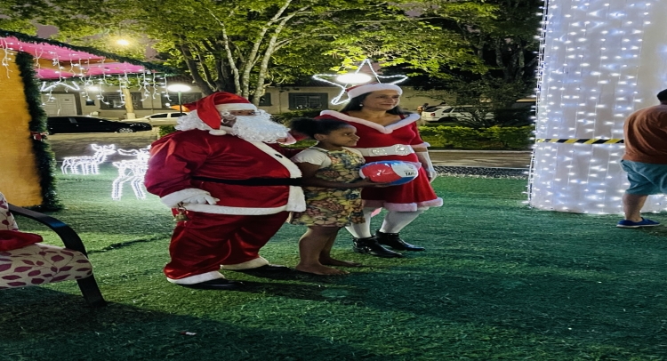 CHEGADA DO PAPAI NOEL REUNE CENTENAS DE FAMÍLIAS TAPIRATIBENSES.