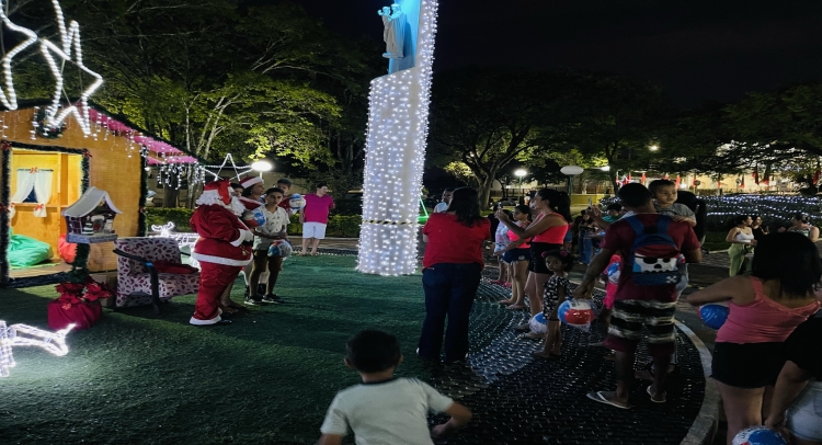 CHEGADA DO PAPAI NOEL REUNE CENTENAS DE FAMÍLIAS TAPIRATIBENSES.