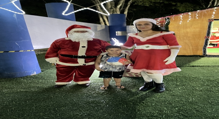 CHEGADA DO PAPAI NOEL REUNE CENTENAS DE FAMÍLIAS TAPIRATIBENSES.