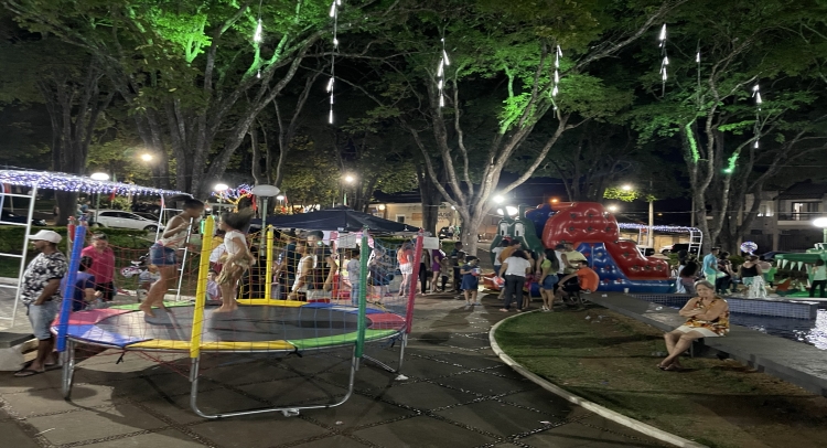 CHEGADA DO PAPAI NOEL REUNE CENTENAS DE FAMÍLIAS TAPIRATIBENSES.