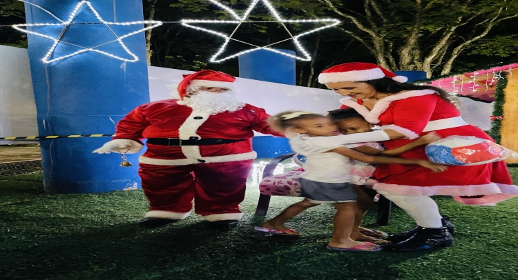 CHEGADA DO PAPAI NOEL REUNE CENTENAS DE FAMÍLIAS TAPIRATIBENSES.