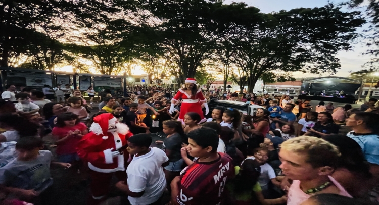 CHEGADA DO PAPAI NOEL REUNE CENTENAS DE FAMÍLIAS TAPIRATIBENSES.