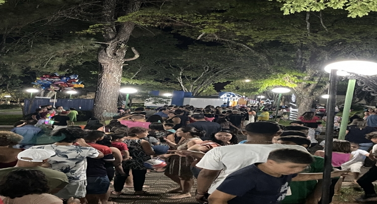 CHEGADA DO PAPAI NOEL REUNE CENTENAS DE FAMÍLIAS TAPIRATIBENSES.