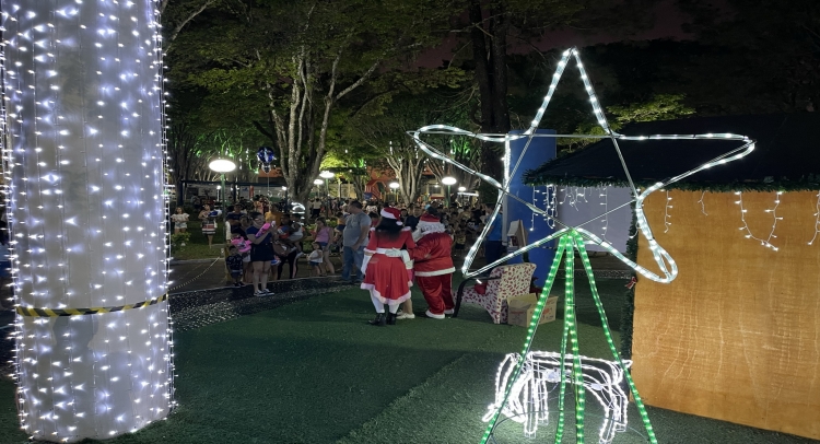 CHEGADA DO PAPAI NOEL REUNE CENTENAS DE FAMÍLIAS TAPIRATIBENSES.