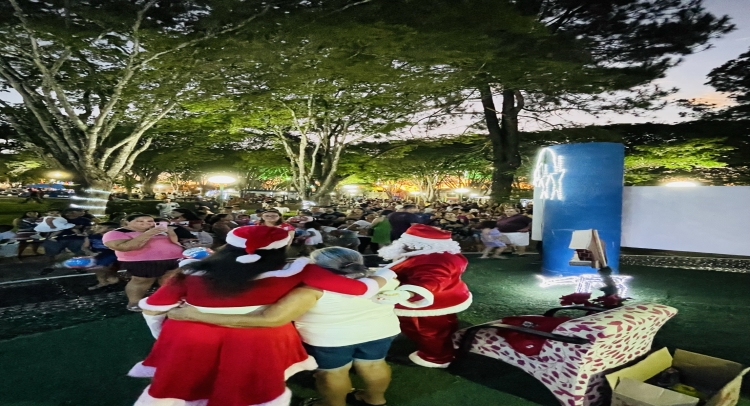 CHEGADA DO PAPAI NOEL REUNE CENTENAS DE FAMÍLIAS TAPIRATIBENSES.