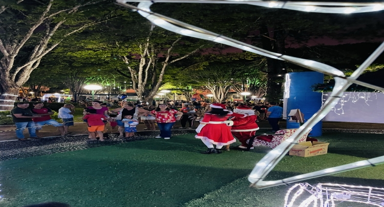 CHEGADA DO PAPAI NOEL REUNE CENTENAS DE FAMÍLIAS TAPIRATIBENSES.