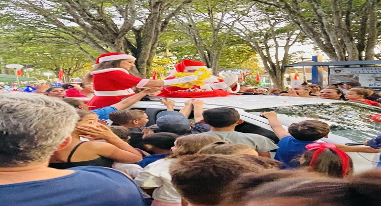 CHEGADA DO PAPAI NOEL REUNE CENTENAS DE FAMÍLIAS TAPIRATIBENSES.