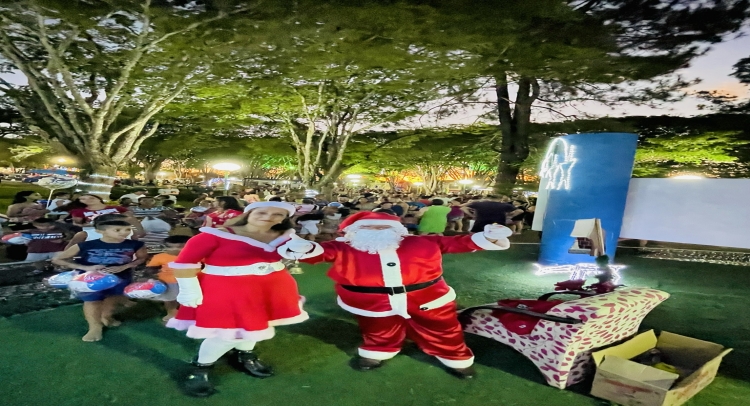 CHEGADA DO PAPAI NOEL REUNE CENTENAS DE FAMÍLIAS TAPIRATIBENSES.