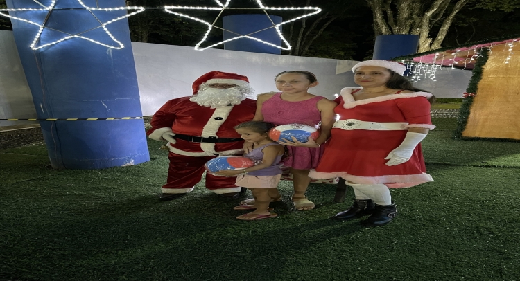 CHEGADA DO PAPAI NOEL REUNE CENTENAS DE FAMÍLIAS TAPIRATIBENSES.