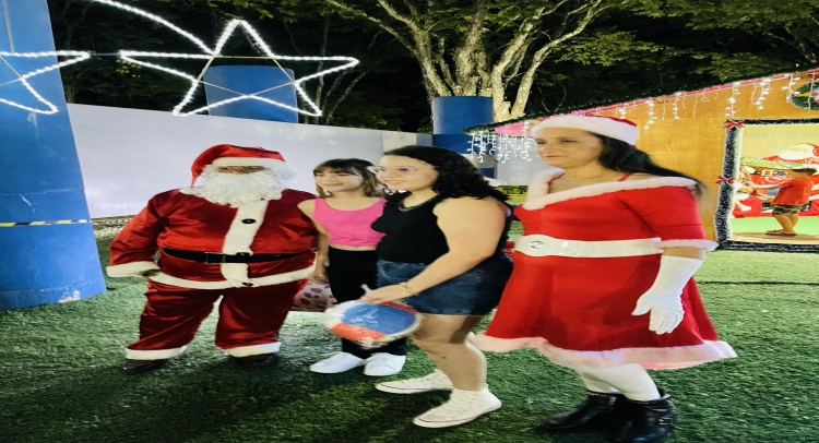 CHEGADA DO PAPAI NOEL REUNE CENTENAS DE FAMÍLIAS TAPIRATIBENSES.