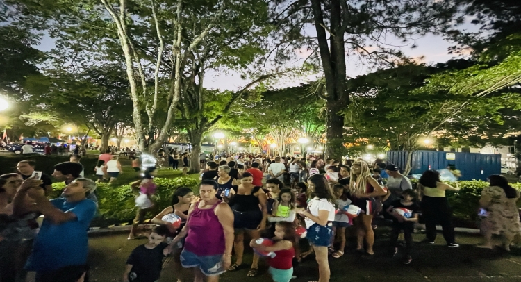 CHEGADA DO PAPAI NOEL REUNE CENTENAS DE FAMÍLIAS TAPIRATIBENSES.