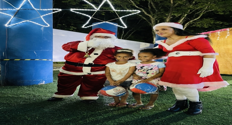 CHEGADA DO PAPAI NOEL REUNE CENTENAS DE FAMÍLIAS TAPIRATIBENSES.