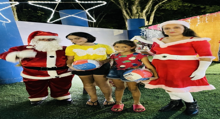 CHEGADA DO PAPAI NOEL REUNE CENTENAS DE FAMÍLIAS TAPIRATIBENSES.