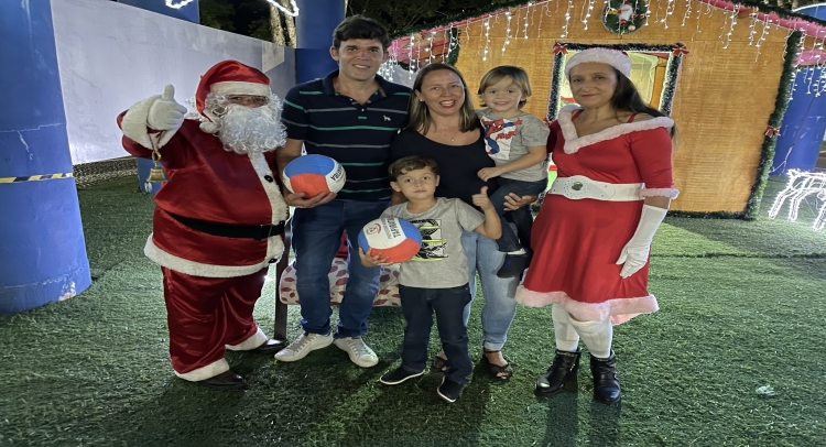 CHEGADA DO PAPAI NOEL REUNE CENTENAS DE FAMÍLIAS TAPIRATIBENSES.