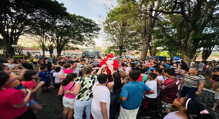 CHEGADA DO PAPAI NOEL REUNE CENTENAS DE FAMÍLIAS TAPIRATIBENSES.