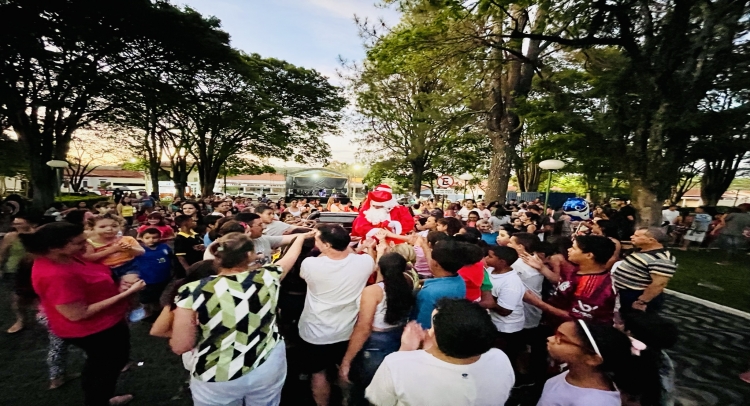 CHEGADA DO PAPAI NOEL REUNE CENTENAS DE FAMÍLIAS TAPIRATIBENSES.