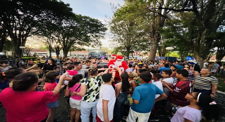 CHEGADA DO PAPAI NOEL REUNE CENTENAS DE FAMÍLIAS TAPIRATIBENSES.