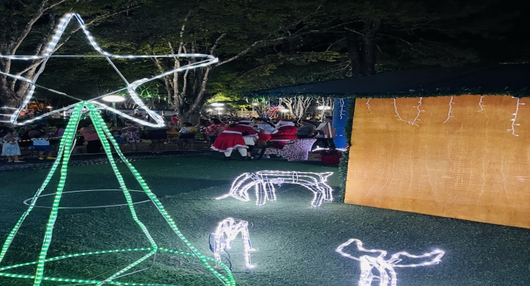 CHEGADA DO PAPAI NOEL REUNE CENTENAS DE FAMÍLIAS TAPIRATIBENSES.