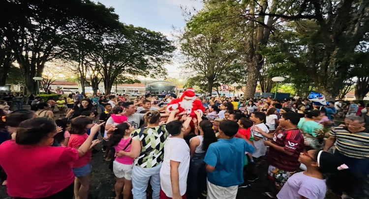 CHEGADA DO PAPAI NOEL REUNE CENTENAS DE FAMÍLIAS TAPIRATIBENSES.