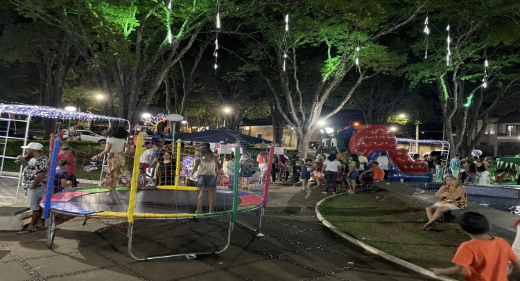 CHEGADA DO PAPAI NOEL REUNE CENTENAS DE FAMÍLIAS TAPIRATIBENSES.