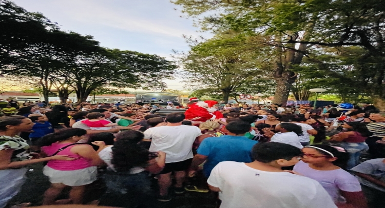 CHEGADA DO PAPAI NOEL REUNE CENTENAS DE FAMÍLIAS TAPIRATIBENSES.