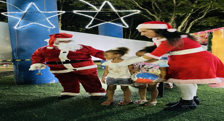 CHEGADA DO PAPAI NOEL REUNE CENTENAS DE FAMÍLIAS TAPIRATIBENSES.