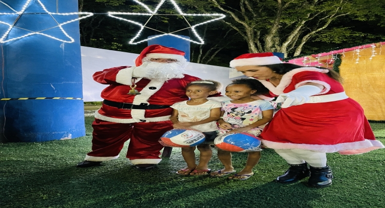 CHEGADA DO PAPAI NOEL REUNE CENTENAS DE FAMÍLIAS TAPIRATIBENSES.