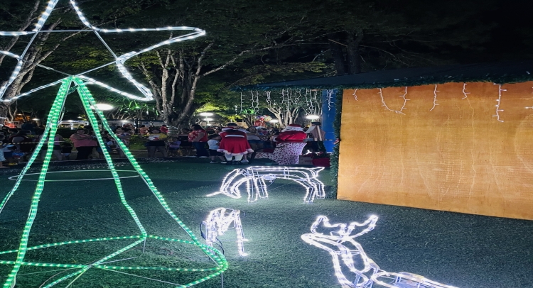 CHEGADA DO PAPAI NOEL REUNE CENTENAS DE FAMÍLIAS TAPIRATIBENSES.