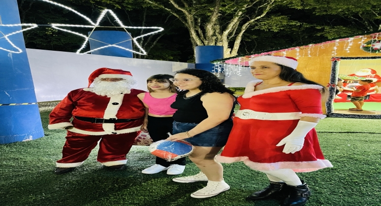 CHEGADA DO PAPAI NOEL REUNE CENTENAS DE FAMÍLIAS TAPIRATIBENSES.