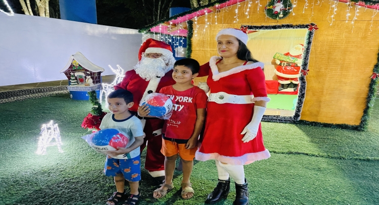 CHEGADA DO PAPAI NOEL REUNE CENTENAS DE FAMÍLIAS TAPIRATIBENSES.