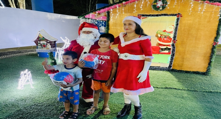 CHEGADA DO PAPAI NOEL REUNE CENTENAS DE FAMÍLIAS TAPIRATIBENSES.