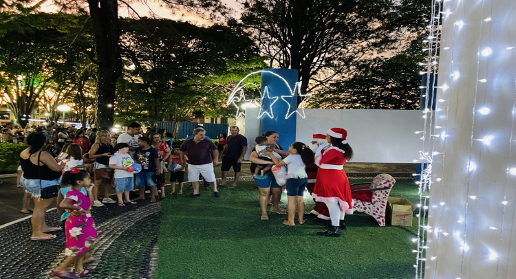 CHEGADA DO PAPAI NOEL REUNE CENTENAS DE FAMÍLIAS TAPIRATIBENSES.