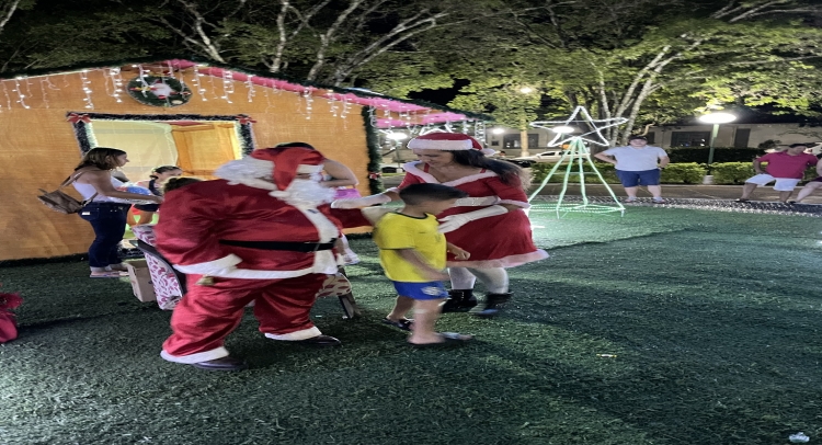 CHEGADA DO PAPAI NOEL REUNE CENTENAS DE FAMÍLIAS TAPIRATIBENSES.