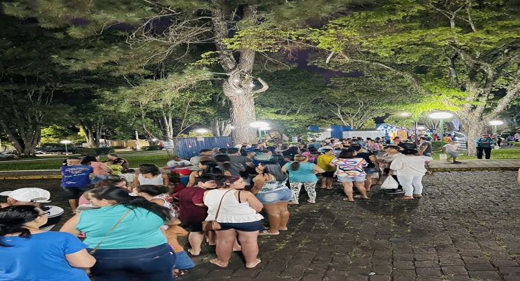 CHEGADA DO PAPAI NOEL REUNE CENTENAS DE FAMÍLIAS TAPIRATIBENSES.