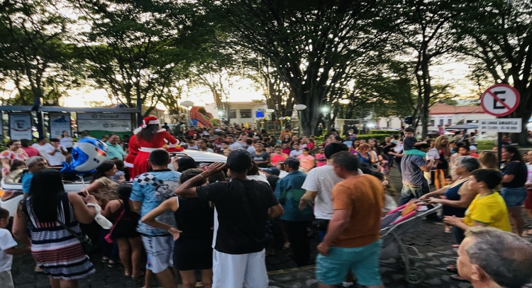 CHEGADA DO PAPAI NOEL REUNE CENTENAS DE FAMÍLIAS TAPIRATIBENSES.