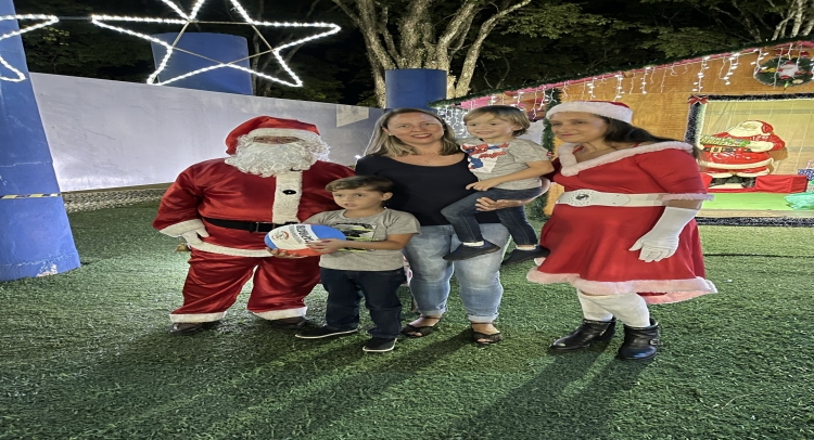 CHEGADA DO PAPAI NOEL REUNE CENTENAS DE FAMÍLIAS TAPIRATIBENSES.