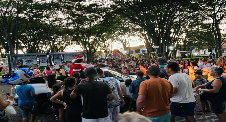 CHEGADA DO PAPAI NOEL REUNE CENTENAS DE FAMÍLIAS TAPIRATIBENSES.