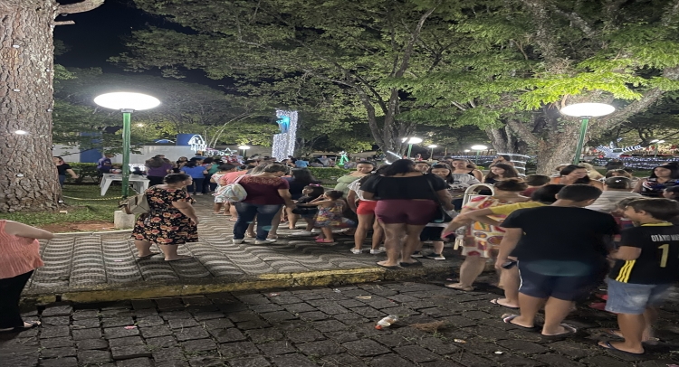 CHEGADA DO PAPAI NOEL REUNE CENTENAS DE FAMÍLIAS TAPIRATIBENSES.