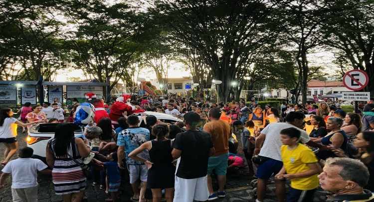 CHEGADA DO PAPAI NOEL REUNE CENTENAS DE FAMÍLIAS TAPIRATIBENSES.