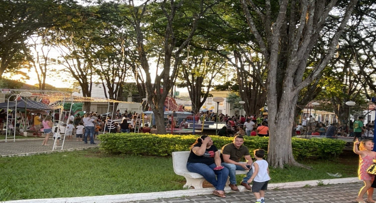 CHEGADA DO PAPAI NOEL REUNE CENTENAS DE FAMÍLIAS TAPIRATIBENSES.