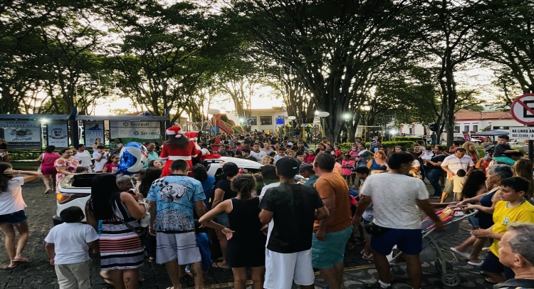 CHEGADA DO PAPAI NOEL REUNE CENTENAS DE FAMÍLIAS TAPIRATIBENSES.