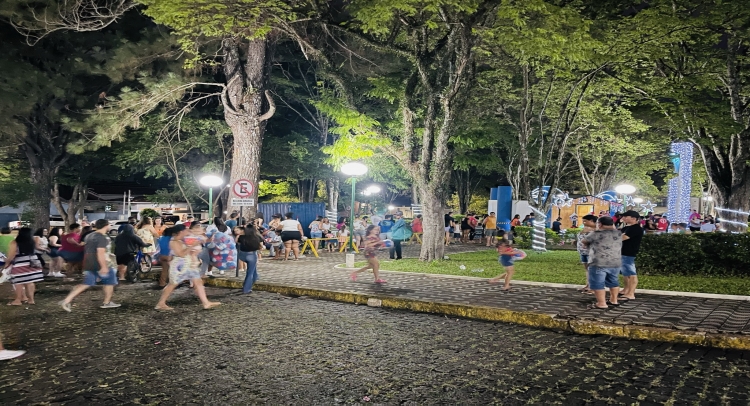 CHEGADA DO PAPAI NOEL REUNE CENTENAS DE FAMÍLIAS TAPIRATIBENSES.